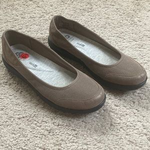 Cloudsteppers by Clarks brown flat